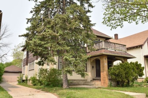 2423 55th St, Milwaukee, WI 53210-2744