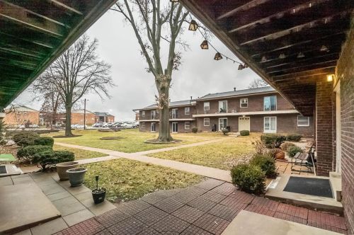 6923 Colonial Woods Dr, Saint Louis, MO 63129-1029