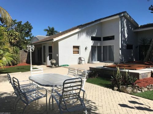 1131 Jardin Dr, Naples FL 34104-6616 exterior