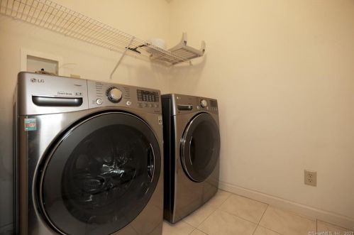 60 Berrios Hl Rd, Windsor CT 06095-1000 exterior