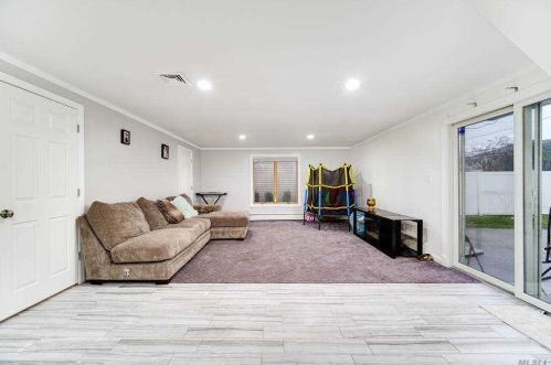 717 Eagle Dr, Valley Stream NY 11581-3539 exterior