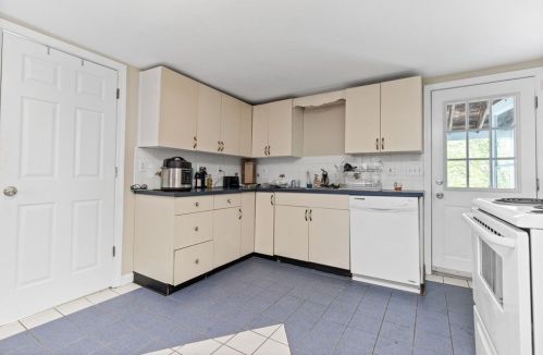 28 4 St, Taunton MA 02780-4812 exterior