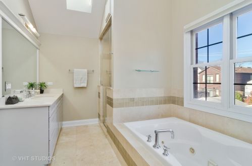 1908 Barry Ave, Chicago IL 60657-2022 exterior