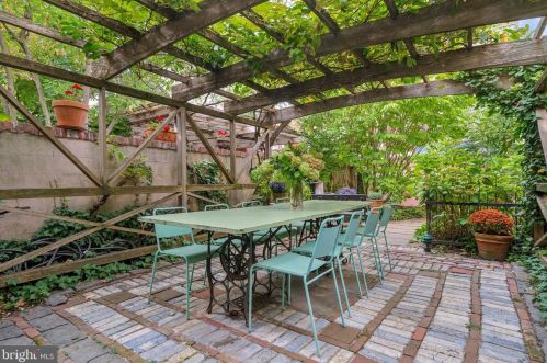 515 Delancey St, Philadelphia PA 19106-4105 exterior