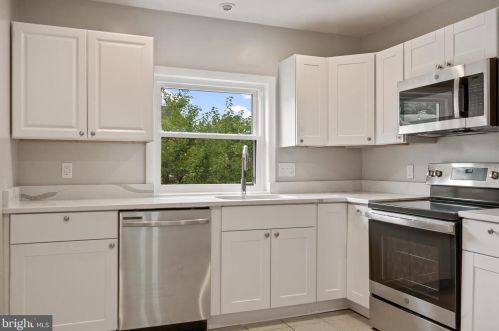 5207 Dover Pl, Alexandria VA 22311-1204 exterior