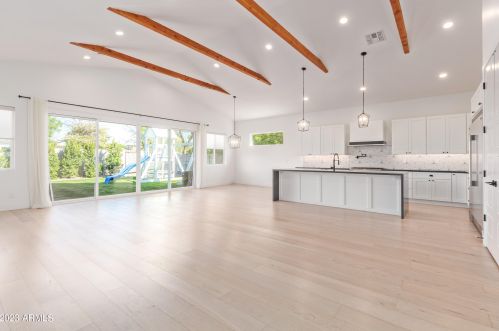 4239 42nd St, Phoenix AZ  85018-4207 exterior