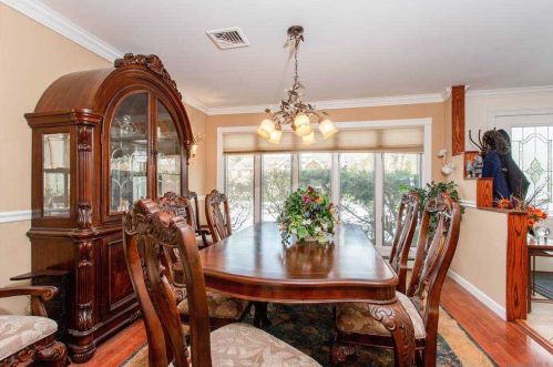 6 Gables Ct, Huntington Station NY 11746-4852 exterior