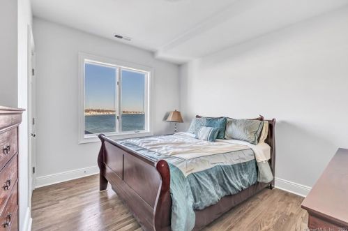 4 Lawrence Ct, Milford CT 06460-7336 exterior