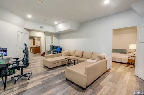 3 Pne Ter, Demarest NJ 07627-1214 exterior