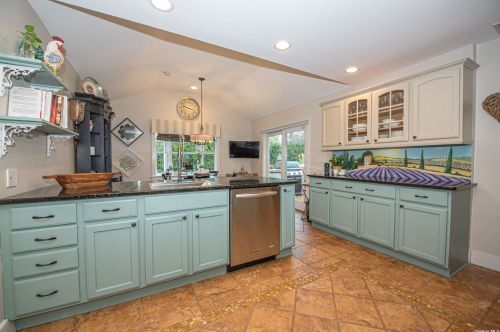 17 Meadowbrook Dr, Huntington Station NY exterior