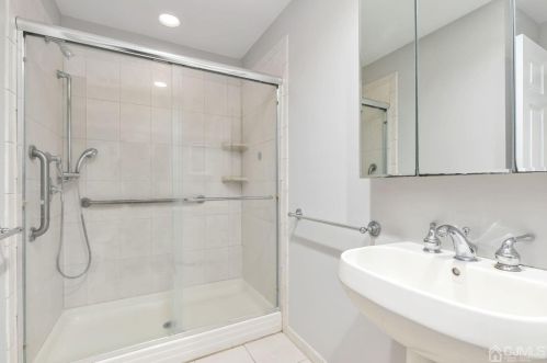 65 Park Gate Dr, Edison NJ 08820-4025 exterior