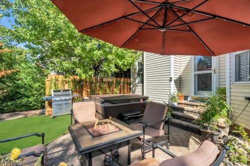 41 Heinrick Way, Bridgewater NJ 08807-5660 exterior