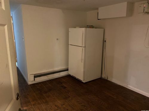 59 Avondale St, Valley Stream NY 11581-1801 exterior