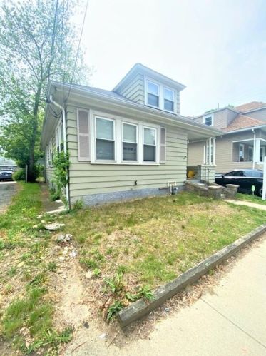 1878 Smith St, Providence, RI 02911-1907