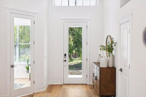 5811 Hidden Oaks Ln, Naples FL 34119-1140 exterior