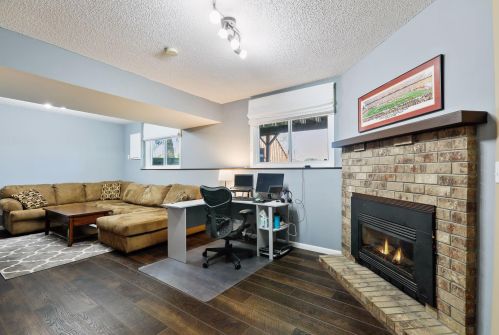 204 Ridgewood Dr, Chaska MN 55318 exterior