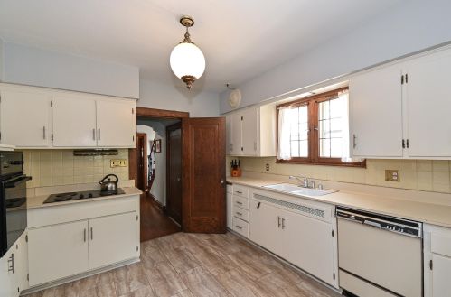 5040 Shoreland Ave, Milwaukee WI  53217-5539 exterior