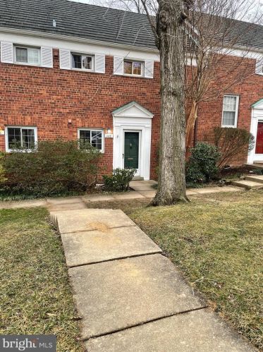 1418 Martha Custis Dr, Alexandria VA 22302-2028 exterior