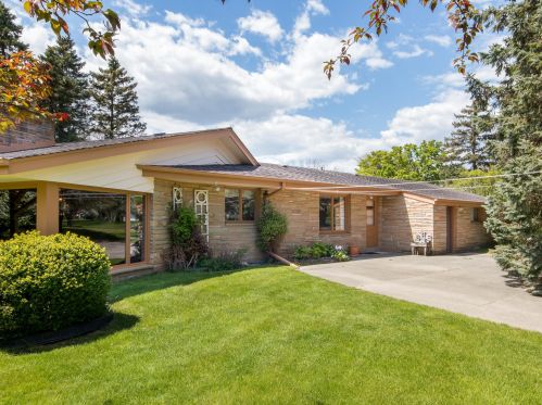 2565 Hunt Club Cir, Milwaukee WI 53209-1867 exterior