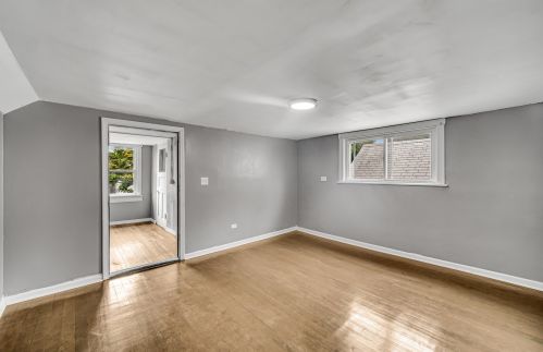 8223 Commercial Ave, Chicago IL 60617-2112 exterior