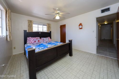 1232 Swan Rd, Tucson AZ 85718-6710 exterior