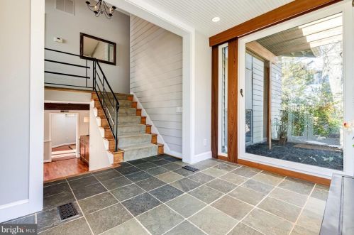 7804 Ridgecrest Dr, Alexandria VA 22308-1053 exterior