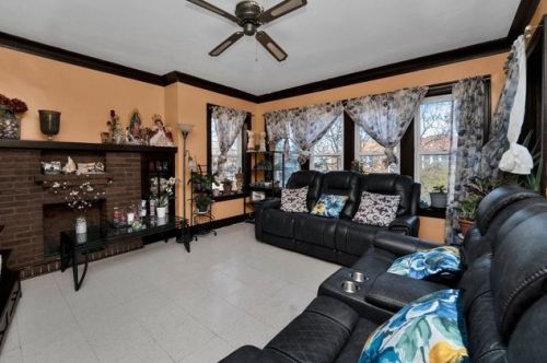 6030 California, Chicago IL 60659-3915 exterior