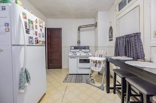 8 Maple St, Chicopee MA 01020-2626 exterior