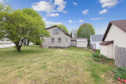 1115 Menasha Ave, Manitowoc WI 54220-2745 exterior