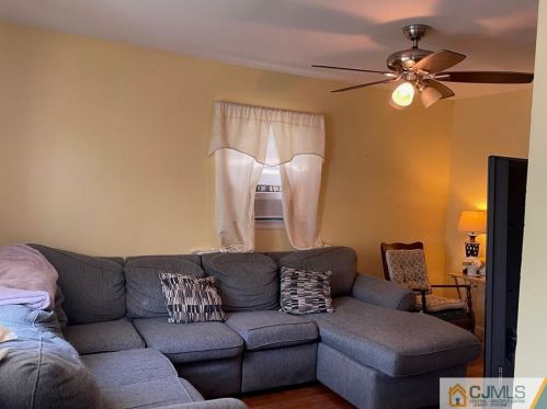 20 Suydam Ave, Edison NJ 08817-3526 exterior