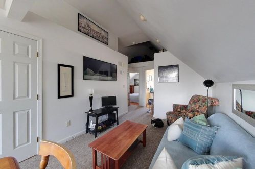 9 Lincoln St, Middletown RI 02840-2628 exterior