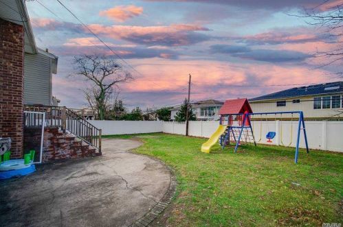 717 Eagle Dr, Valley Stream NY 11581-3539 exterior