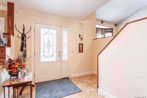 6 Gables Ct, Huntington Station NY 11746-4852 exterior