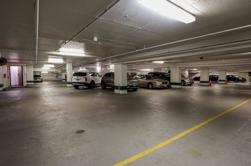 929 Astor St, Milwaukee WI  53202-3420 exterior