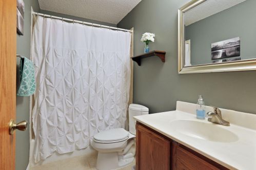 204 Ridgewood Dr, Chaska MN 55318 exterior