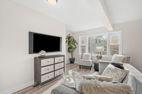 8642 Kingston Ave, Chicago IL  60617-2439 exterior