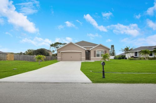 202 Glen Rd, Fort Pierce, FL 34953-8321