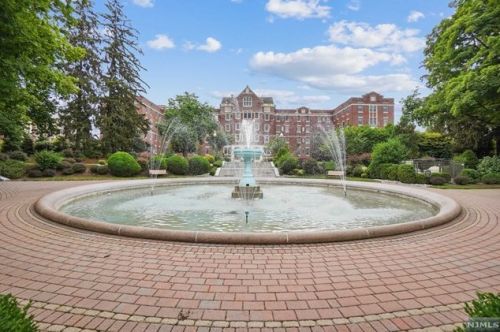 5201 Rio Vis Dr, Mahwah NJ 07430-4510 exterior