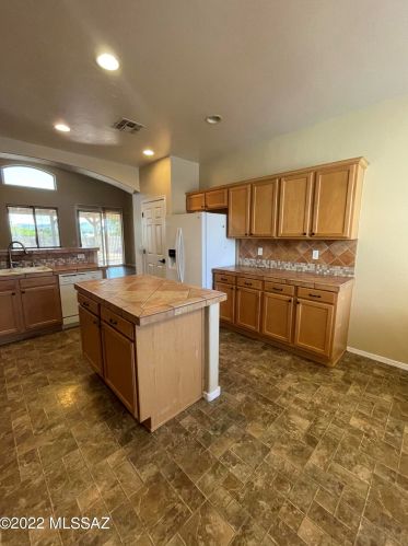 5571 Red Rock Ridge St, Tucson AZ  85742-8121 exterior