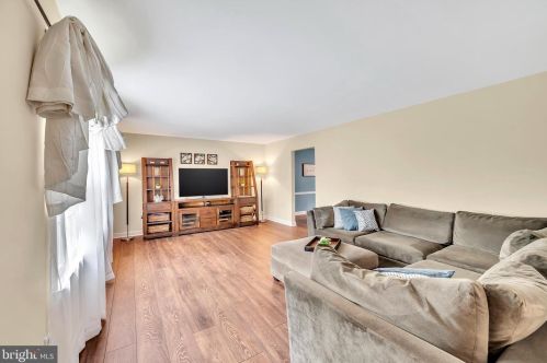 47 Crestwood Dr, Trenton NJ 08690-1936 exterior