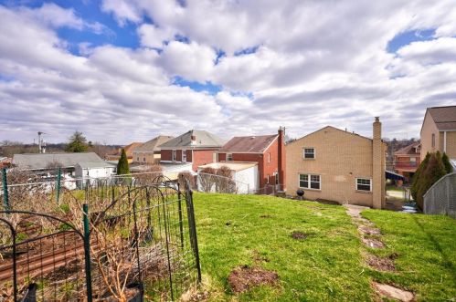 1453 Bellaire Pl, Pittsburgh PA 15226-1907 exterior