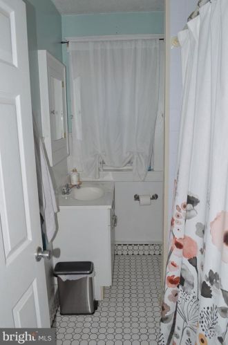 17 Roland Rd, Chester PA 19015-3329 exterior