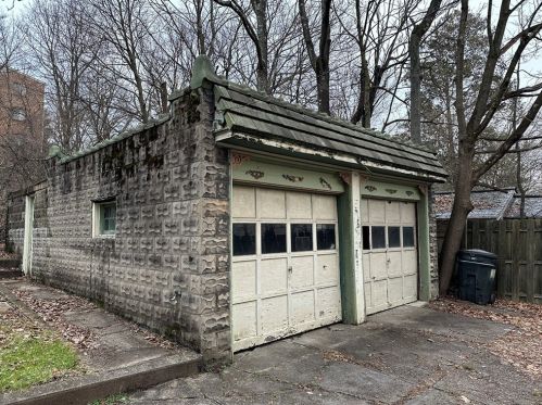 160 Highland Ave, Pittsburgh PA 15229-2715 exterior