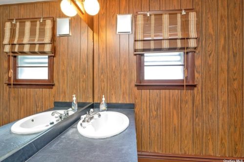 127 Berry St, Valley Stream NY 11580-3422 exterior