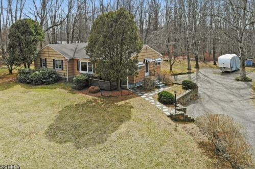 8 Cowie Rd, Chester, NJ 07930-2841