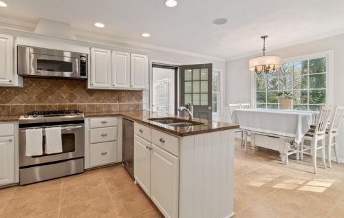 7105 Faunsworth Dr, Atlanta GA 30328-1941 exterior