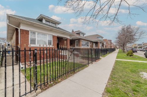 6048 Artesian Ave, Chicago IL 60659-2831 exterior