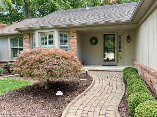 1261 Greenleaf Dr, Rochester, MI 48309-1724