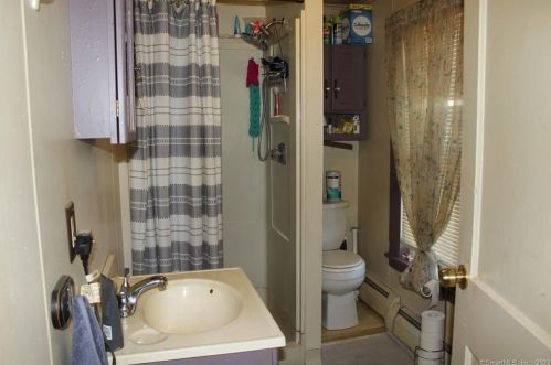 19 Alden Ave, Enfield CT 06082-2801 exterior