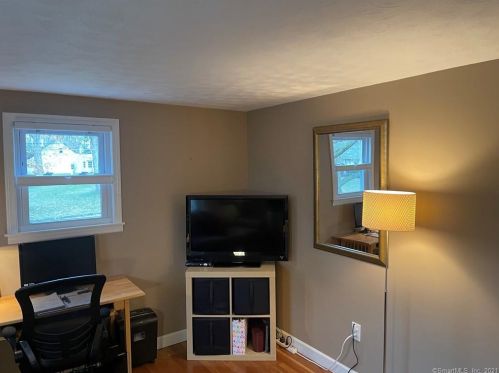 42 Oxford Dr, Enfield CT 06082-2535 exterior